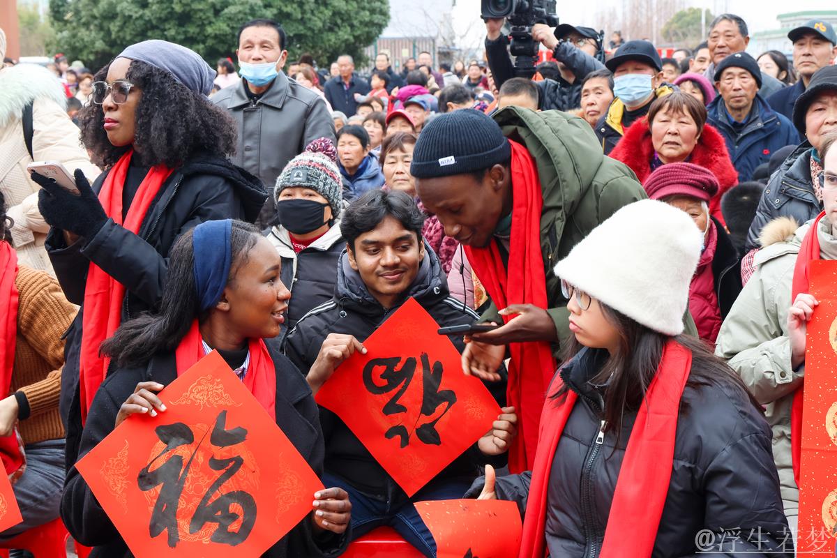 2025年入境游热潮席卷,外国游客欢庆中国春节 2025年入境游热潮席卷,外国游客欢庆中国春节